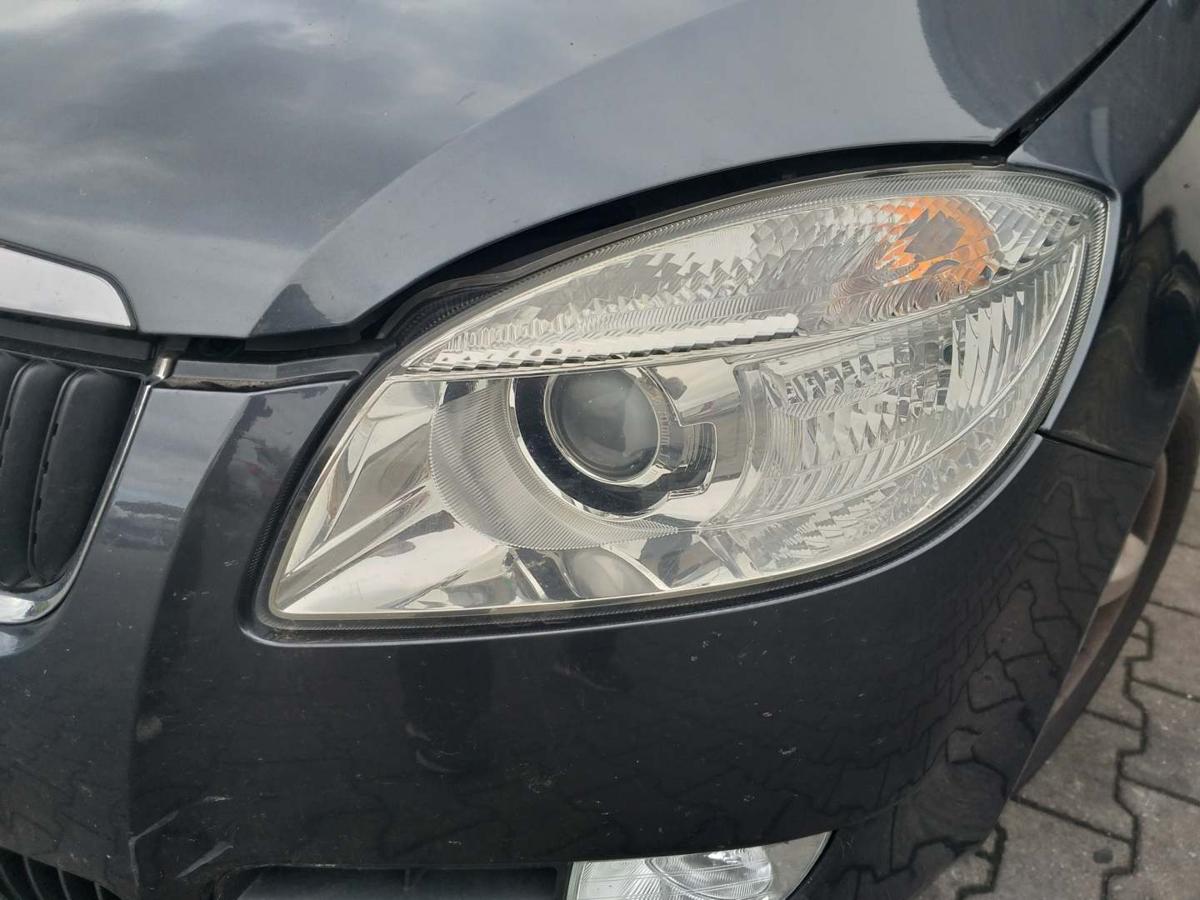 Skoda Fabia 2 5J original Scheinwerfer vorn links Halogen Linse H7 Bj.2009